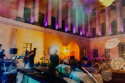 Firmenevents: „Verleihen Sie Ihrer Firmenfeier oder Ihrem Sommerfest eine besondere Note. Wir bieten das perfekte Programm für Gala-Abende, Jubiläen und internationale Events.“