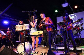 Xiana (Sängerin) - Carlos (Sänger & Bandleader)