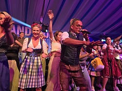 Private Partys: „Ob Geburtstag, Taufe oder Gartenparty: Wir bringen echtes Latin-Flair zu Ihnen nach Hause. Erleben Sie Live-Musik, die Ihre Gäste zum Tanzen bewegt.“
